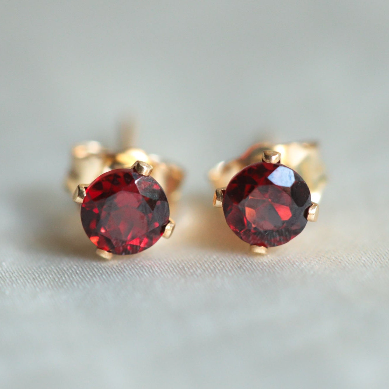 Garnet studs - 14K gold filled - Wholesale