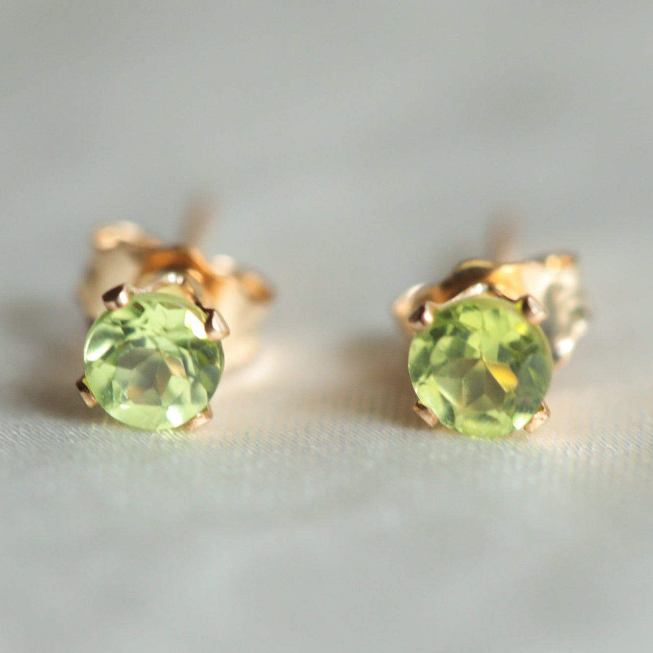 Peridot studs - 14K gold filled - Wholesale